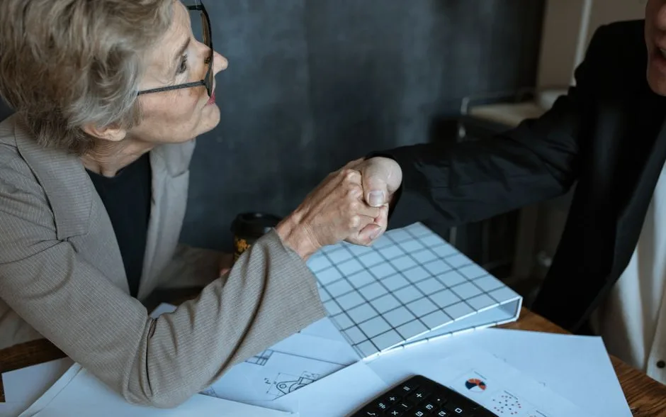 Conseillère qui accueille une dirigeante en rendez-vous à son bureau